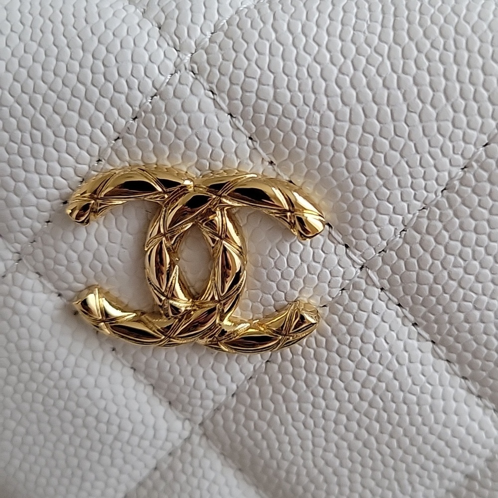 Chanel Ivory Quilted Clutch on Chain - Picture 2 of 9